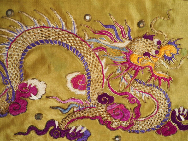 Tenture en soie et lin brodée avec fils d'or, décor de 8 immortels et 