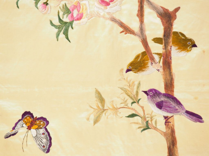 Soie brodée figurant des oiseaux, poules, poussins près d'un magnolia.