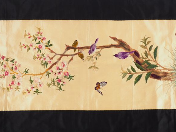 Soie brodée figurant des oiseaux, poules, poussins près d'un magnolia.