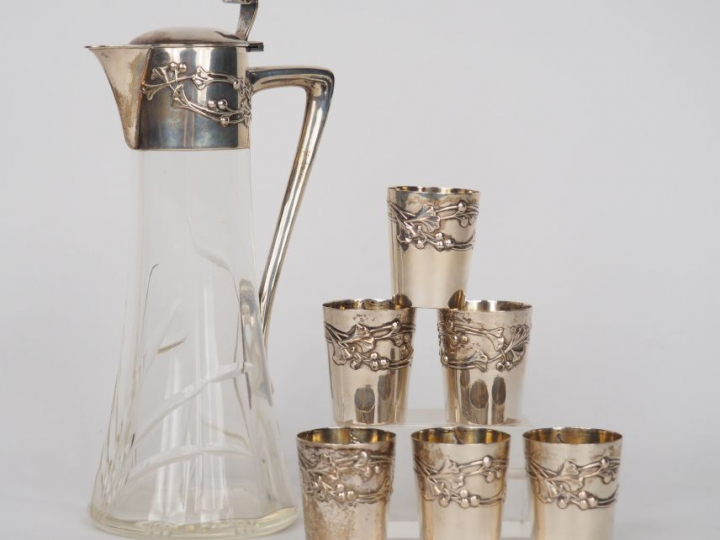 Service à liqueur en argent étranger comprenant une verseuse et 6 gobe