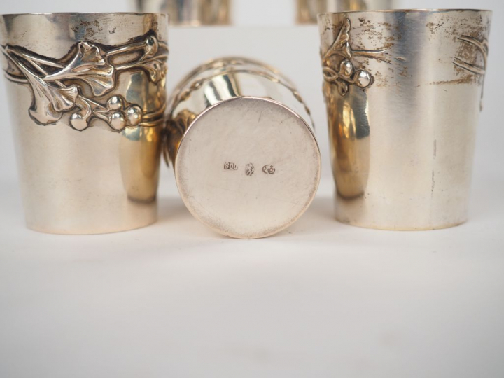 Service à liqueur en argent étranger comprenant une verseuse et 6 gobe