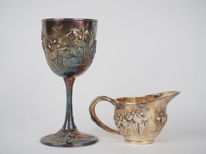 Lot comprenant : une coupe et une verseuse en argent étranger à décor 