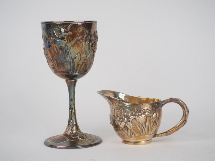 Lot comprenant : une coupe et une verseuse en argent étranger à décor 