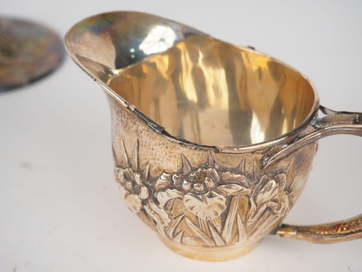 Lot comprenant : une coupe et une verseuse en argent étranger à décor 