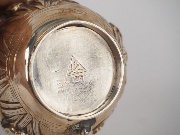 Lot comprenant : une coupe et une verseuse en argent étranger à décor 