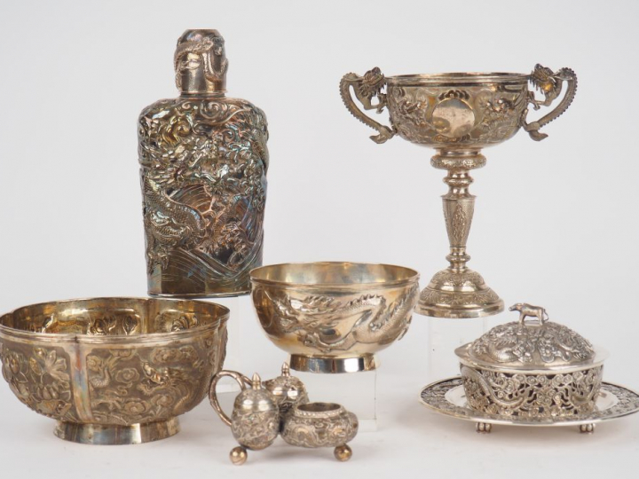 Ensemble d'objets en argent étranger : trophée, une coupe polylobée, c