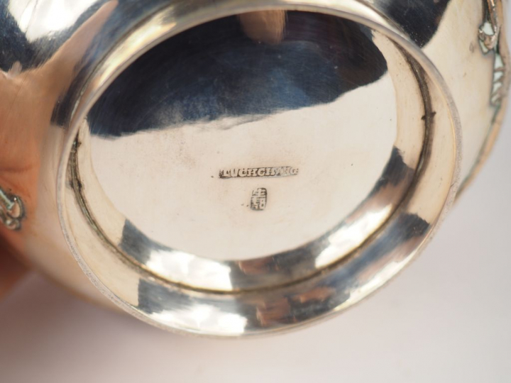 Ensemble d'objets en argent étranger : trophée, une coupe polylobée, c