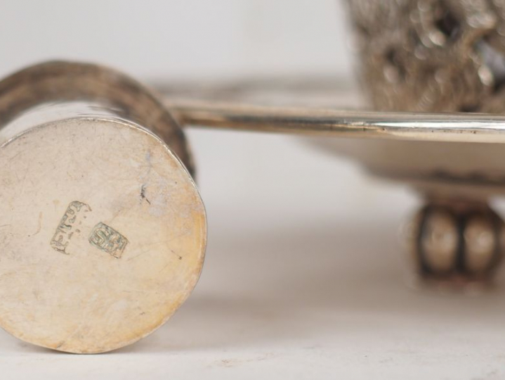 Ensemble d'objets en argent étranger : trophée, une coupe polylobée, c