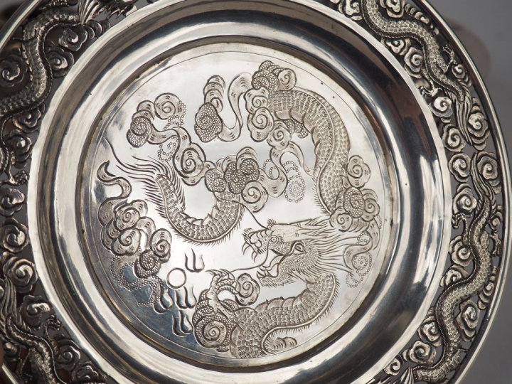Ensemble d'objets en argent étranger : trophée, une coupe polylobée, c