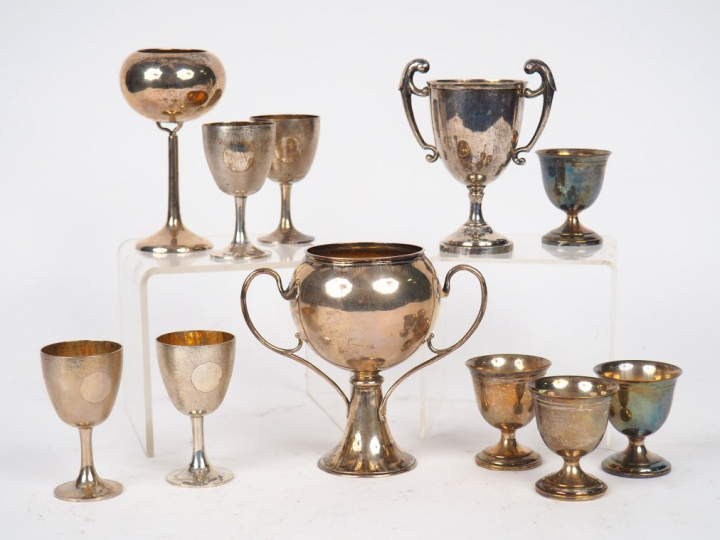 Lot comprenant : 3 coupes sur pied, deux différentes séries de 4 verre