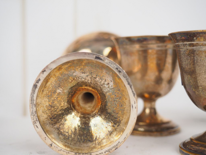 Lot comprenant : 3 coupes sur pied, deux différentes séries de 4 verre