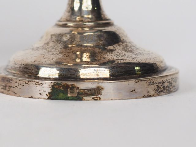 Lot comprenant : 3 coupes sur pied, deux différentes séries de 4 verre