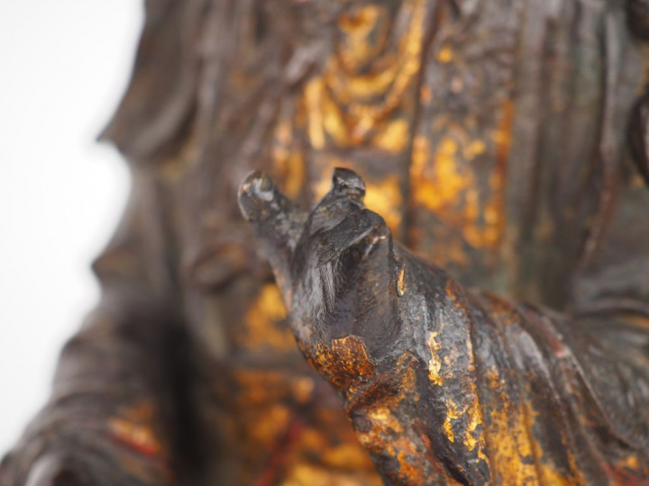 Statuette en bronze de belle patine anciennement laquée et dorée à la 