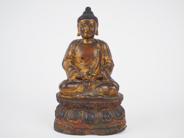 Statuette en bronze anciennement laquée, représentant le bouddha assis