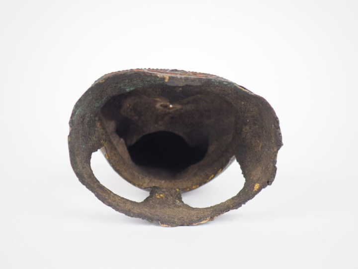 Statuette en bronze anciennement laquée, représentant le bouddha assis