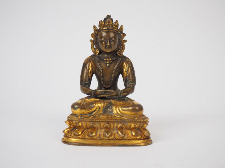 Statuette en bronze doré représentant Amitayus assis en méditation sur