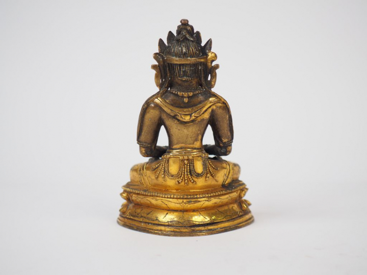 Statuette en bronze doré représentant Amitayus assis en méditation sur