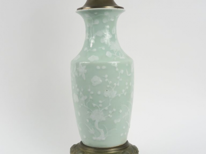 Vase balustre en porcelaine monté en lampe, à décor en léger relief su