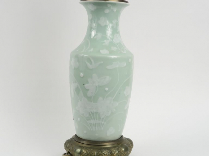 Vase balustre en porcelaine monté en lampe, à décor en léger relief su