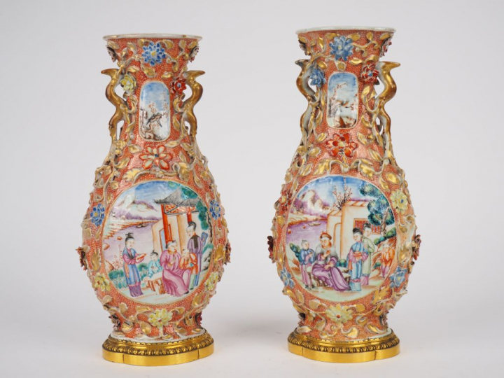 Paire de vases de forme balustre en porcelaine et émaux type "palette 