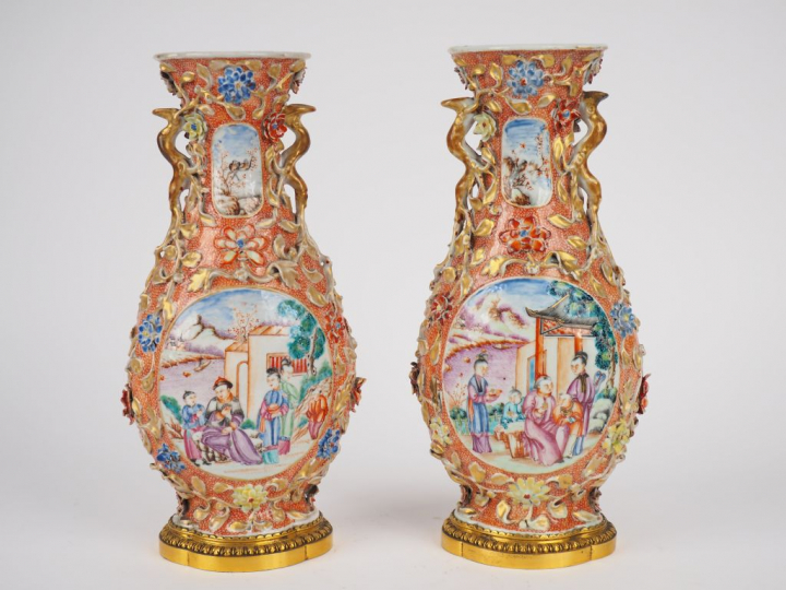 Paire de vases de forme balustre en porcelaine et émaux type "palette 