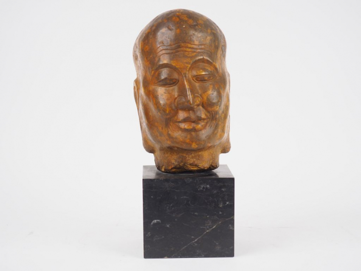 Tête de Lohan en calcaire beige sculpté. Chine, dans le style Ming. H.