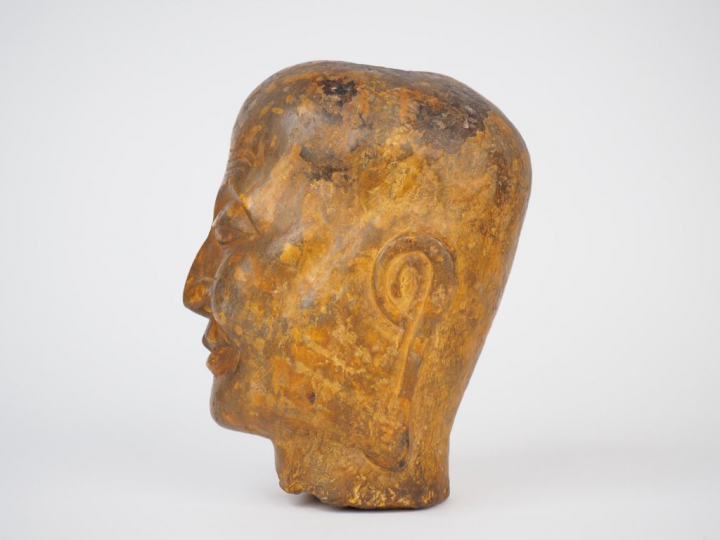 Tête de Lohan en calcaire beige sculpté. Chine, dans le style Ming. H.