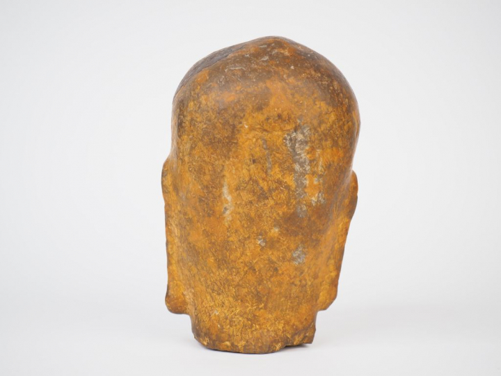 Tête de Lohan en calcaire beige sculpté. Chine, dans le style Ming. H.
