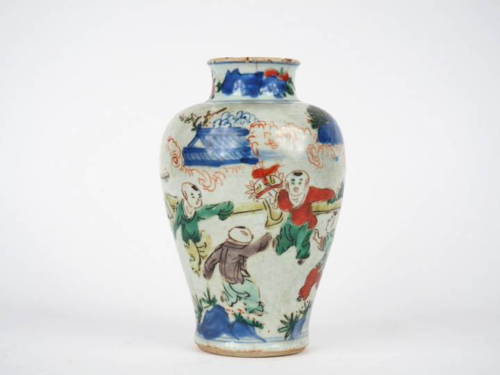 Vase en porcelaine et émaux de la famille verte, décor de jeux d'enfan