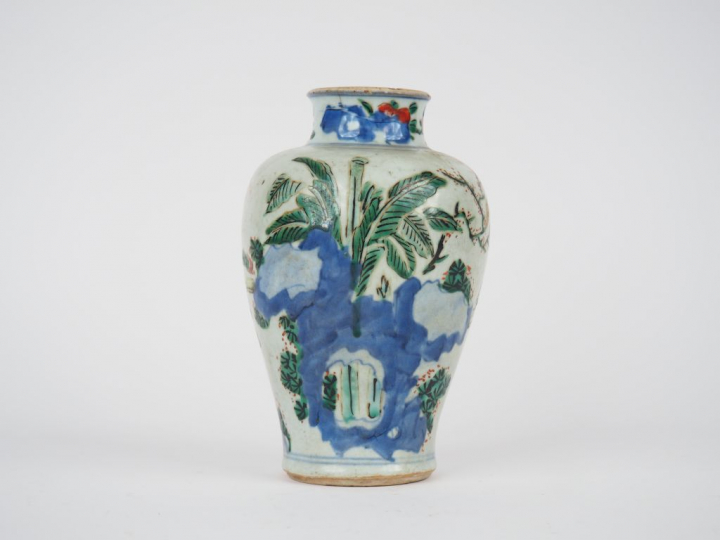 Vase en porcelaine et émaux de la famille verte, décor de jeux d'enfan