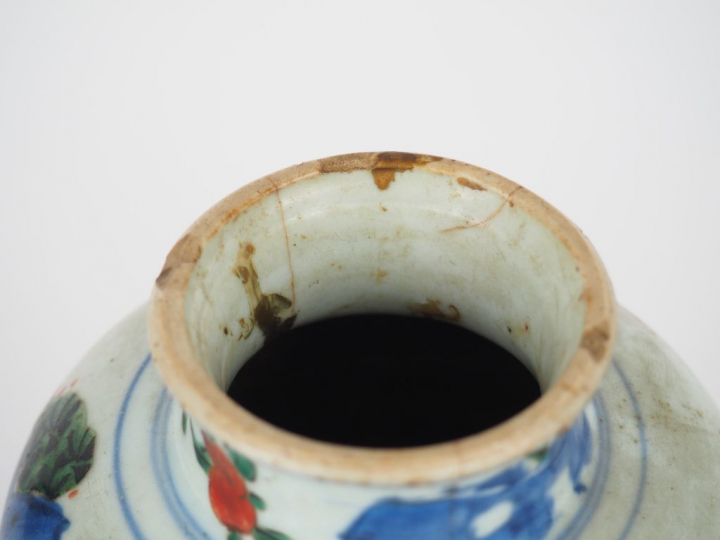 Vase en porcelaine et émaux de la famille verte, décor de jeux d'enfan