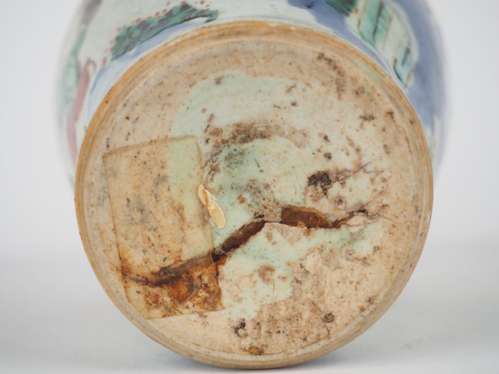 Vase en porcelaine et émaux de la famille verte, décor de jeux d'enfan