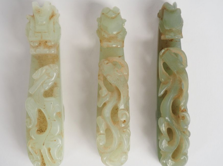 Lot de 3 fibules en jade céladon, décor de double dragons.  Chine, pér