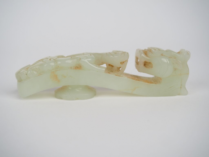 Lot de 3 fibules en jade céladon, décor de double dragons.  Chine, pér