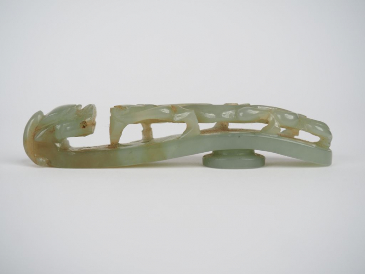Lot de 3 fibules en jade céladon, décor de double dragons.  Chine, pér