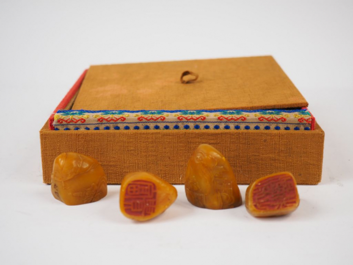 Coffret contenant 4 petits sceaux en pierre de shosan (stéatite) repre