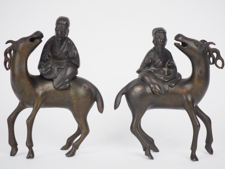 Paire de brûle-parfums en bronze représentant des sages assis sur des 