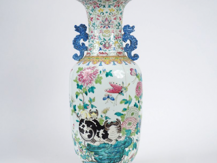 Grand vase de forme balustre, famille rose, décor de chats, papillons 