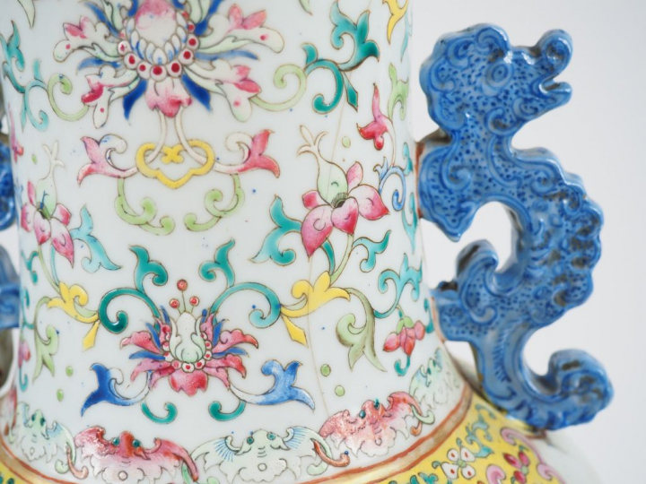 Grand vase de forme balustre, famille rose, décor de chats, papillons 