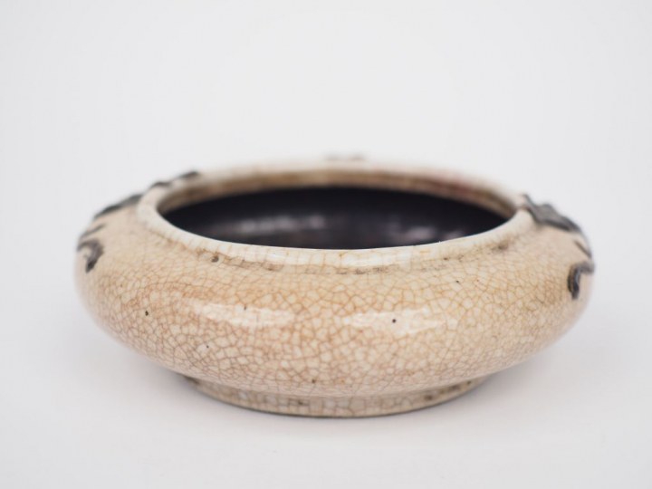 Godet de peintre en porcelaine craquelée beige, à décor de pampres et 