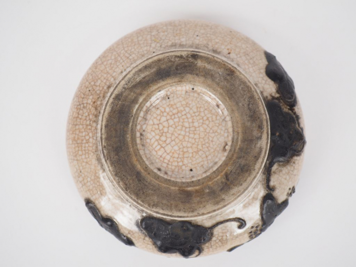 Godet de peintre en porcelaine craquelée beige, à décor de pampres et 