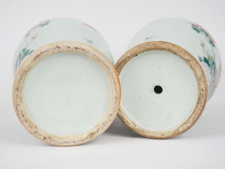 Paire de vases de forme balustre en porcelaine et émaux de la famille 