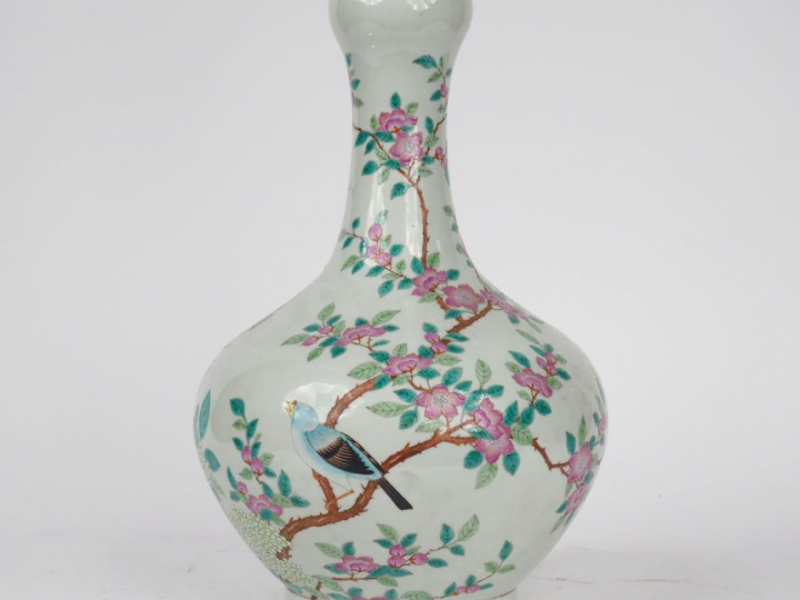 Vase pansu à long col forme bulbe, en porcelaine et émaux de la famill