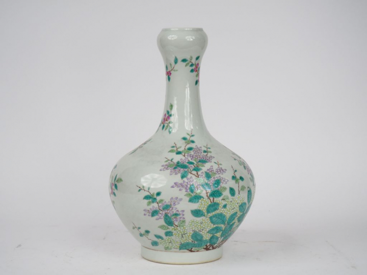 Vase pansu à long col forme bulbe, en porcelaine et émaux de la famill