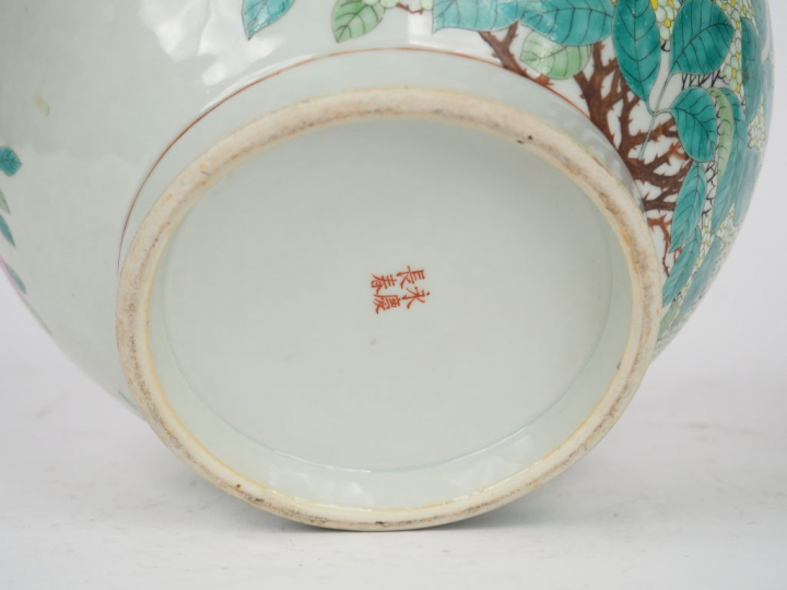 Vase pansu à long col forme bulbe, en porcelaine et émaux de la famill