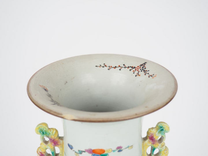 Vase de forme balustre en porcelaine et émaux famille rose, décor de l