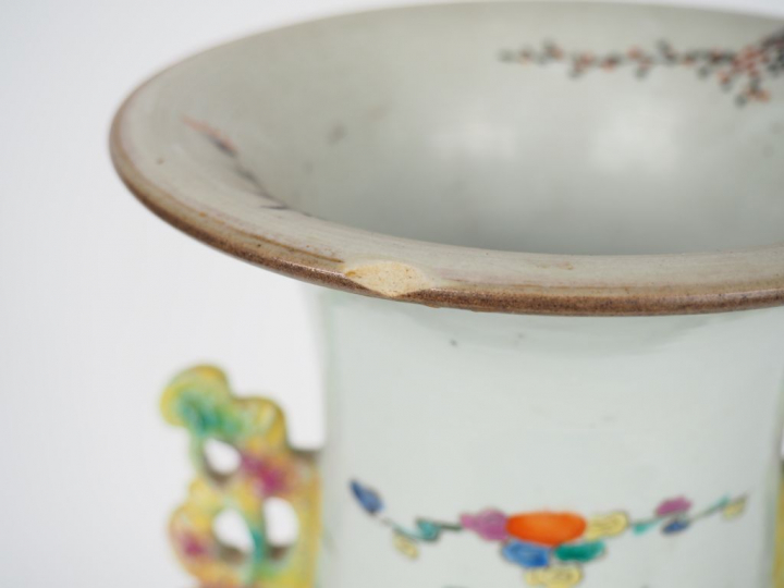 Vase de forme balustre en porcelaine et émaux famille rose, décor de l