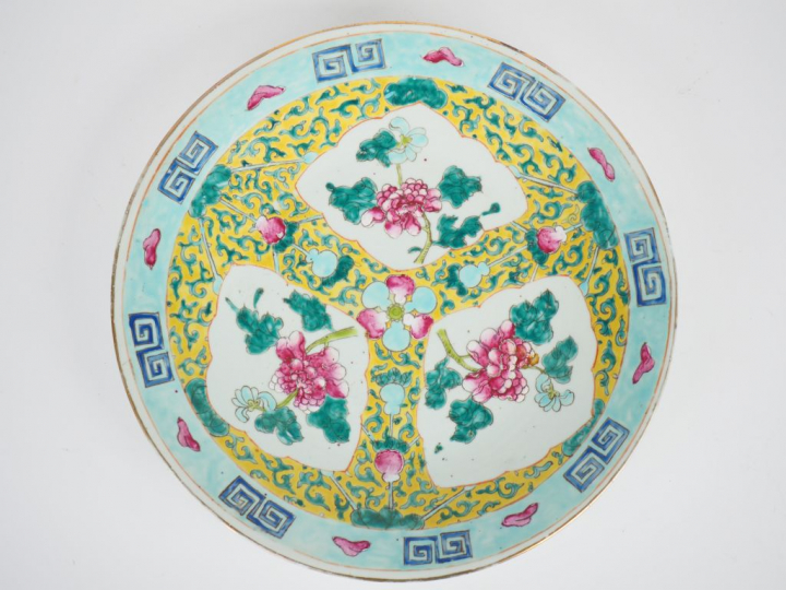 Plat en porcelaine de Canton, famille rose, décor de fleur de pivoine 
