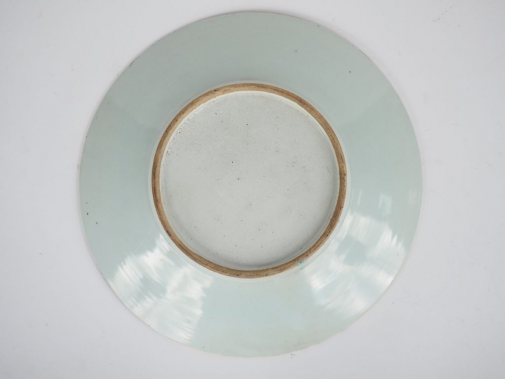 Plat en porcelaine de Canton, famille rose, décor de fleur de pivoine 