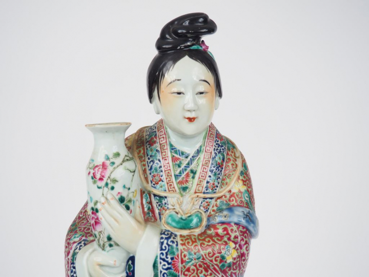 Statuette en porcelaine et émaux de la famille rose représentant une j